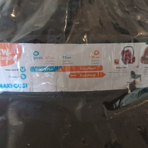 Maxi Cosi 2 Way Pearl car seat used with Isofix base