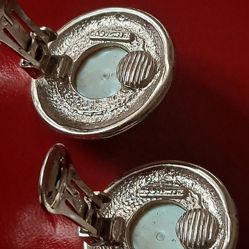 Clip-on earrings vintage 2.5 cm diameter with stamps, like new