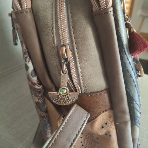 Anekke backpack with three compartments and back pocket