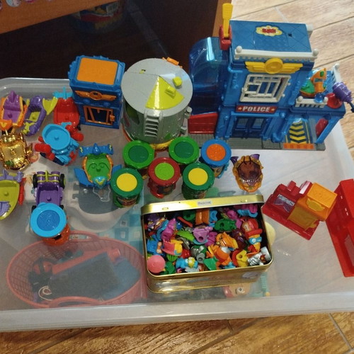 SuperZings figures and accessories, 64 pieces