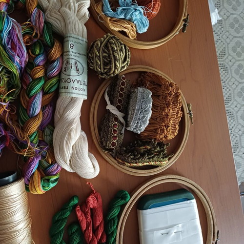 Large Embroidery and Craft Set with 100+ Moulinés, Lace Patterns, and Hoops