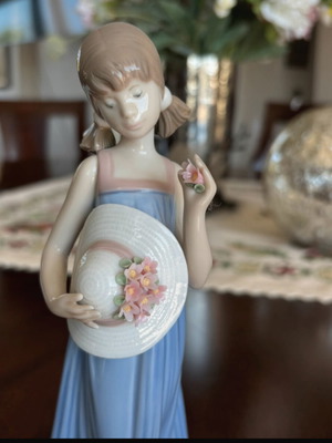 Lladró porcelain figure girl with hat and flowers like new