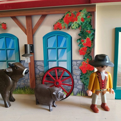Playmobil suitcase used with missing parts