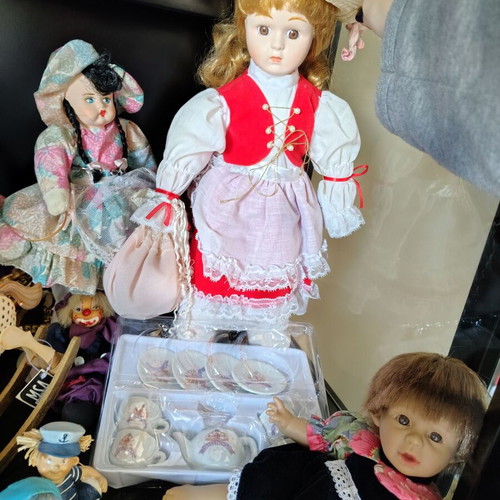 Porcelain dolls collectible like new