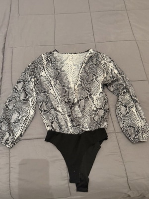 Long-sleeve croco bodysuit with open bust like new, black and grey