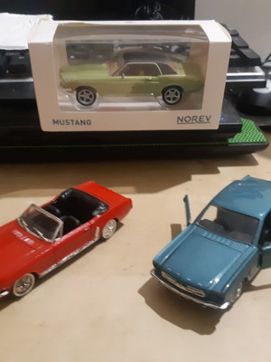 Ford Mustang model car set, 1/43 and 1/32 scale