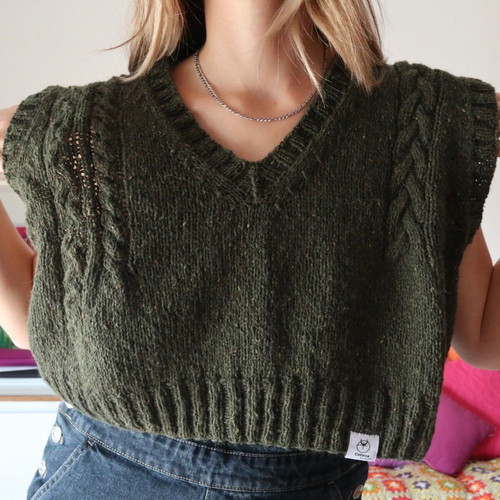 Handmade sleeveless knit like new, size M-L, green