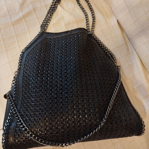 Black shoulder bag like new, synthetic leather with silver chains