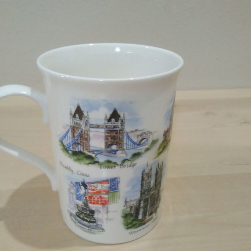 Porcelain mug collectible, like new, England design, regular size