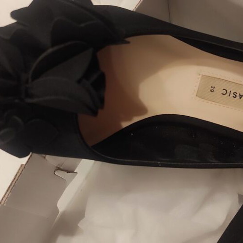 Zara kitten heels black new size 39 with flower detail
