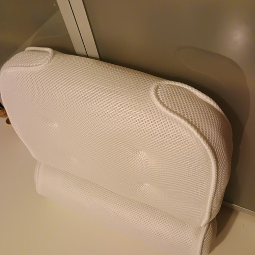 Travel pillow with 4 suction cups like new