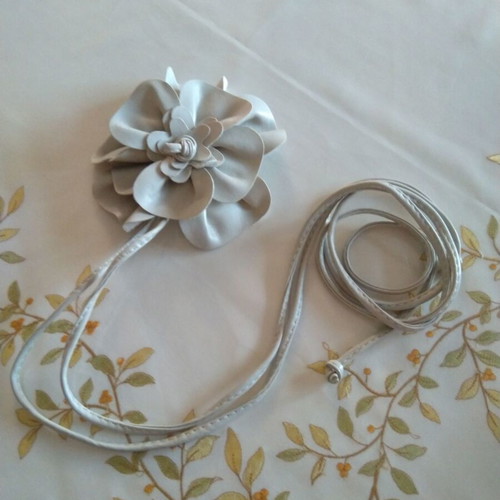 Women's beige belt with flower shape, like new, PU leather cords