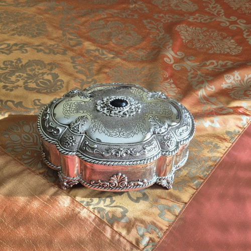 Silver-plated jewelry box oval with embossed designs new