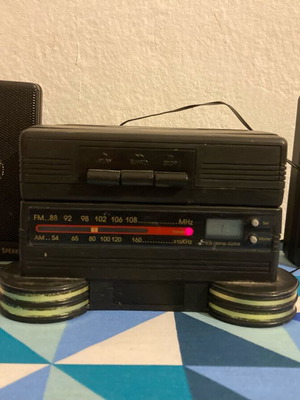 Collectible radio with built-in Walkman, clock and alarm Peugeot 1990 used