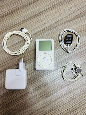 IPod 2002 σαν καινούργιο με όλα τα αξεσουάρ
