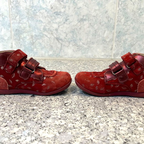 Kickers girls' leather prewalker boots size 25 used, burgundy with gold details