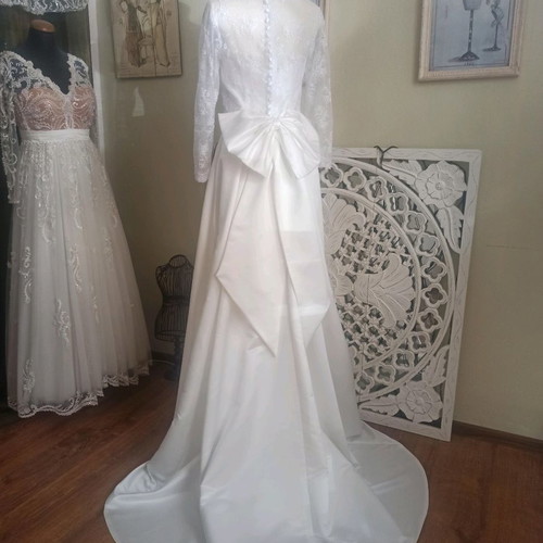 Handmade A-line wedding dress used, ivory satin with lace and pearls