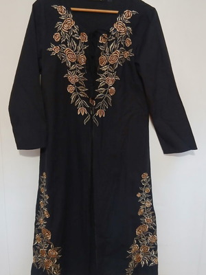 Var's Black Floral Kimono Size Large Like New