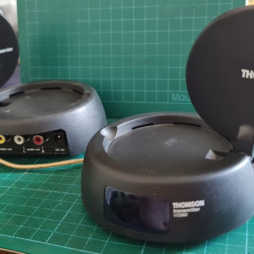 Wireless video-audio transmitter-receiver used, four communication channels