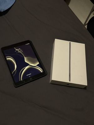 iPad 9th Gen 10.2" 64GB with Apple Earbuds and Case