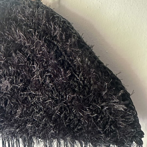 Handmade knitted shoulder bag with gold chain and fringes