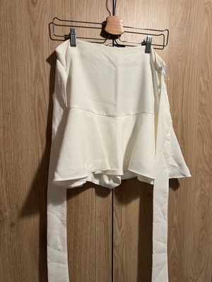 Zara skirt/shorts new, white, size L with zipper and belt