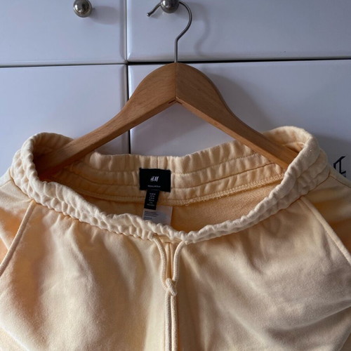 H&M shorts size M new, yellow