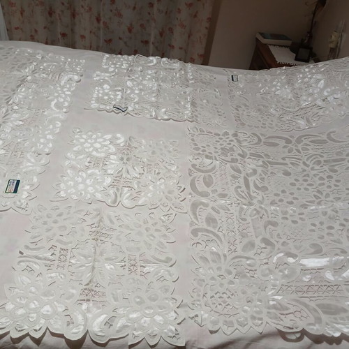 Set of 7 Ice Carre Table Linens new