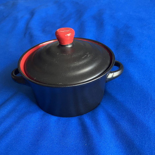 Ceramic baking set with square baking dish and round pot with lid