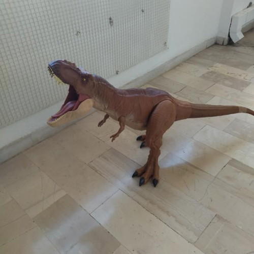 Jurassic World Mattel Dinosaur Figures used, 1 meter Tyrannosaurus and Gigantosaurus