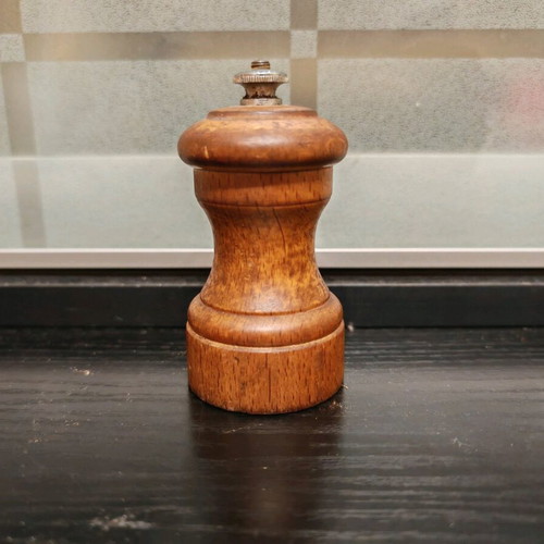 Peugeot pepper grinder used, vintage