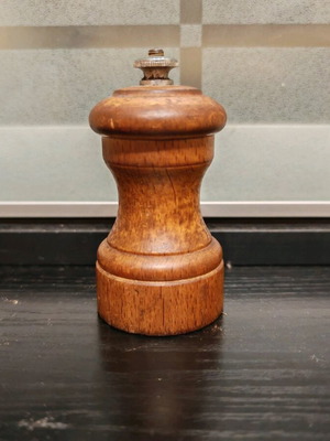 Peugeot pepper grinder used, vintage