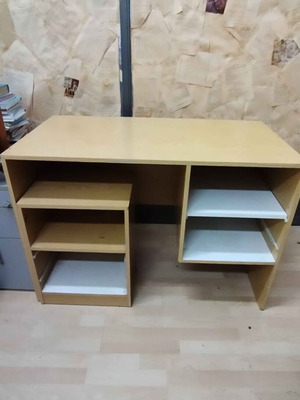 Ξύλινο γραφείο με συρταριέρα μεταχειρισμένο