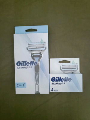 Gillette Skinguard razor and replacement blades set new