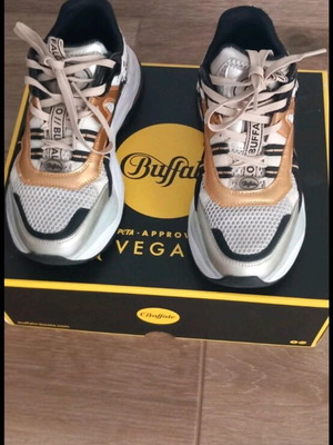 Buffalo sneakers athletic like new, black and gold