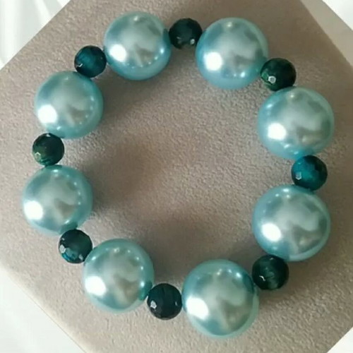 Bracelet with acrylic blue beads and cat eye stones made to order
