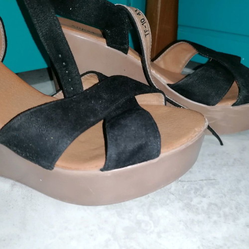 Platform sandals used with crisscross laces, size 41, black