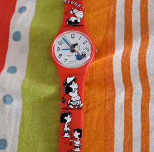 Swatch snoopy peanuts συλλεκτικό κόκκινο με τη Λούσυ να κάνει κούνια.