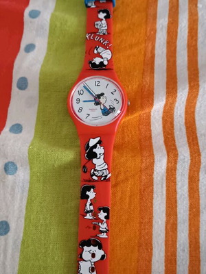 Swatch snoopy peanuts συλλεκτικό κόκκινο με τη Λούσυ να κάνει κούνια.