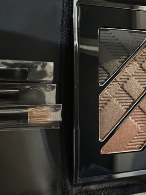Burberry eyeshadow set with case and brushes