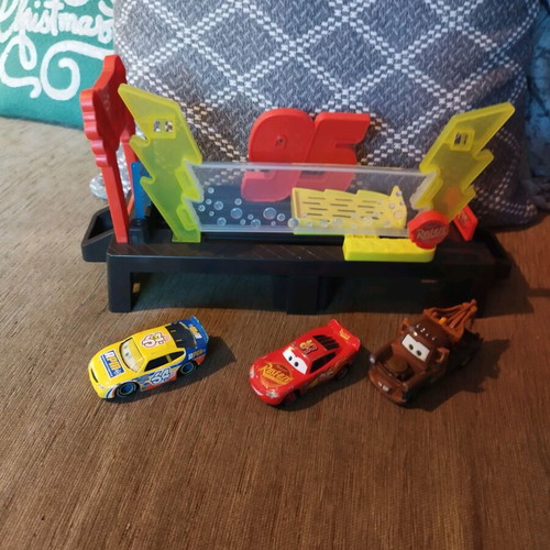 Macqueen racetrack with 3 metal cars like new