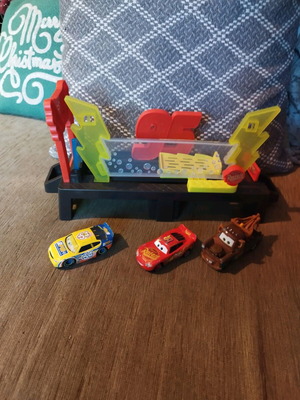 Macqueen racetrack with 3 metal cars like new
