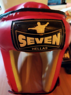 Kickboxing equipment Seven helmet and gloves set like new