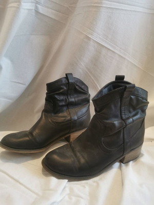 Women's leather ankle boots used, size 38, black