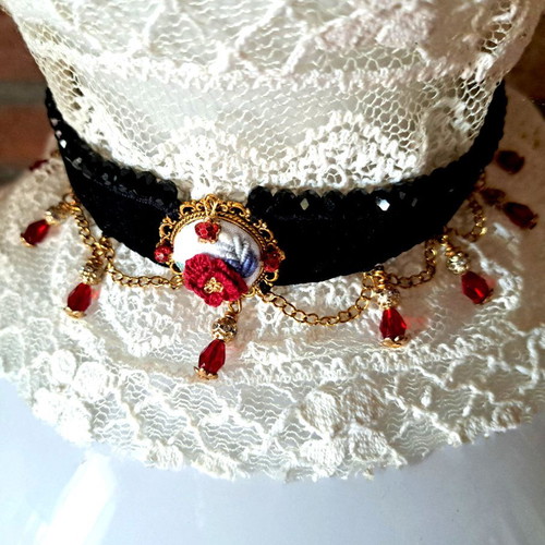 Velvet embroidered vintage choker new, black and red