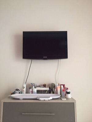Samsung 32" TV with wall mount like new