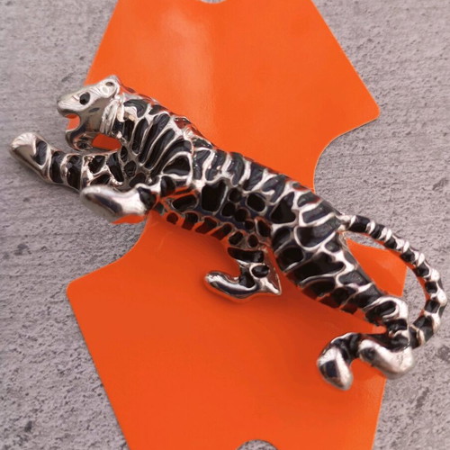 Tiger pin new, black and silver