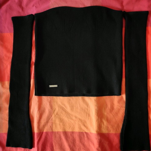 Combos Knitwear Μαύρο Πλεκτό Top Σαν Καινούργιο, Με Έξω Τους Ώμους
