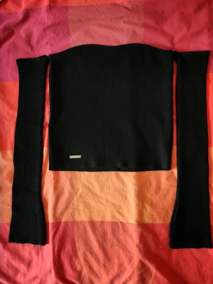 Combos Knitwear Μαύρο Πλεκτό Top Σαν Καινούργιο, Με Έξω Τους Ώμους