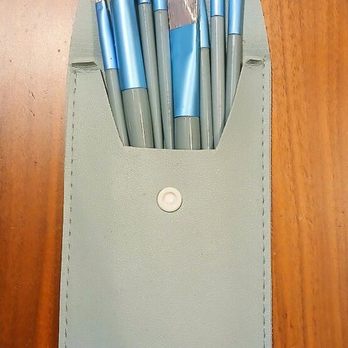 Makeup brush set new 8 pcs with carrying case